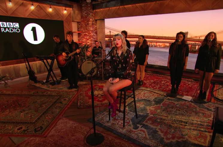 Taylor Swift – At The BBC Radio 1 ライブ p0m692xv.jpg