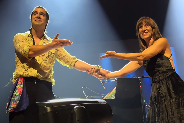 Mira a Feist y Jeremy Dutcher interpretar “Graveyard” en vivo en St. Catharines │ ¡Exclama!