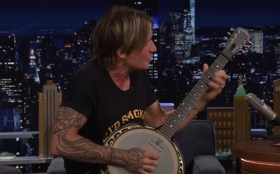 Watch Keith Urban Cover Sabrina Carpenter's "Espresso" on Banjo │ Exclaim!