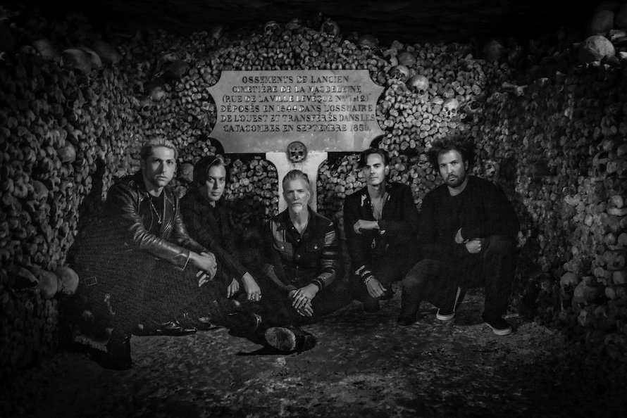 석기 시대의 여왕은 새로운 “Alive in the Catacombs”시청각 앨범을 발표했습니다!