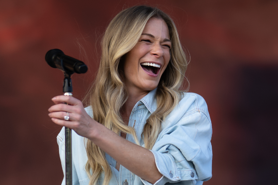 LeAnn Rimes's Teeth Fall Out Mid-Concert │ Exclaim!