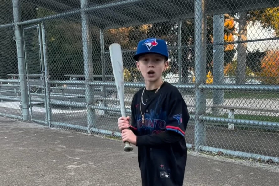 এখানে একটি 11 বছর বয়সী ব্লু জেস LA ডজার্সকে মারধর করার বিষয়ে র্যাপ করছে │ চিৎকার করে বলুন!