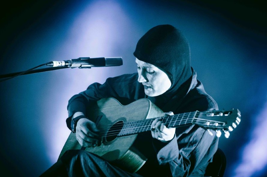Cate Le Bon performing at Tremor Festival. Photo: Vera Marmelo